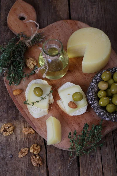 Sandwiches Cheese Olives Nuts — Stock Photo, Image