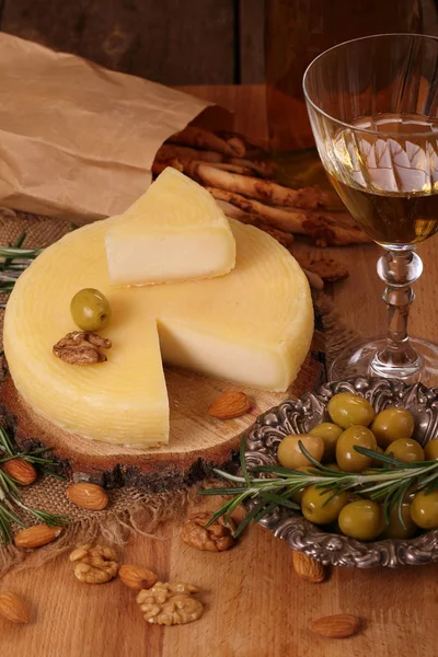 Queso Manchego Español Con Frutos Secos Aceitunas Vino Blanco Sobre — Foto de Stock