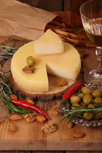 Queso Manchego Español Con Frutos Secos Aceitunas Vino Blanco Sobre — Foto de Stock