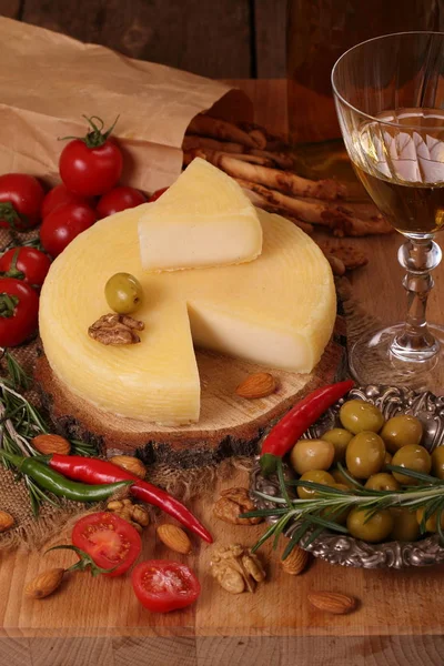 Spanish Manchego Cheese Nuts Olives White Wine Wooden Background — Stock Photo, Image