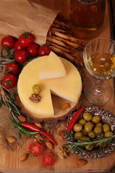 Queso Manchego Español Con Frutos Secos Aceitunas Vino Blanco Sobre — Foto de Stock