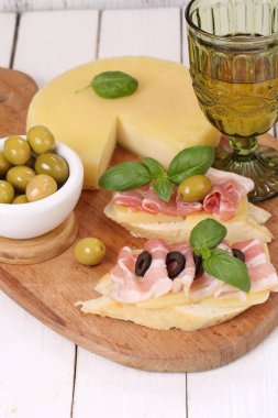 Bruschetta peynir, jambon ve zeytin ile