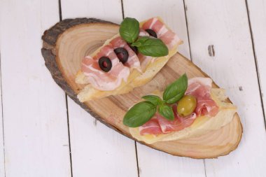 Bruschetta peynir, jambon ve zeytin ile