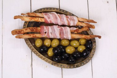 pastırma sarılmış peynir ekmek sopa ve Salamura Zeytin arka plan beyaz 