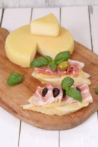 Bruschetta Con Queso Jamón Aceitunas — Foto de Stock