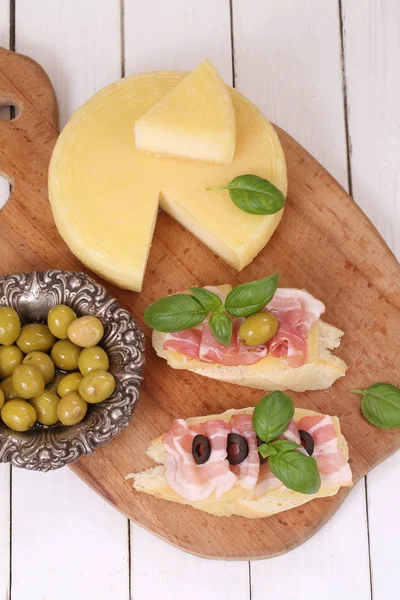 Bruschetta Serem Szynką Oliwkami — Zdjęcie stockowe