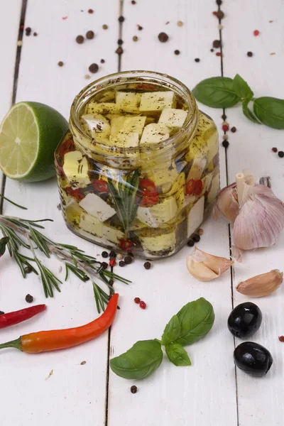 Queso Feta Sobre Una Mesa Madera Blanca — Foto de Stock