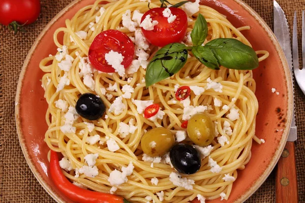 スパゲティ オリーブ トマト スパイスと香りのスパイスとフェタチーズ — ストック写真