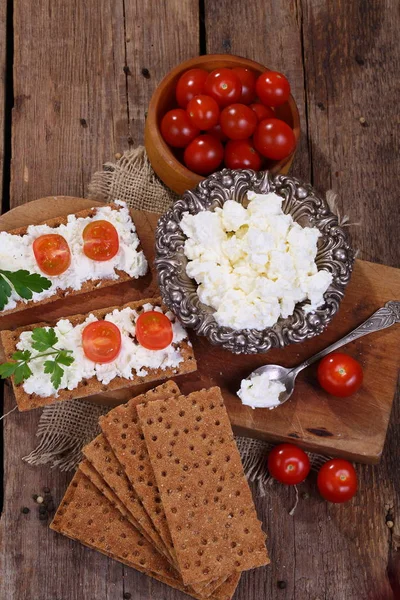Sándwiches Con Queso Mascarpone Tomates Sobre Pan — Foto de Stock