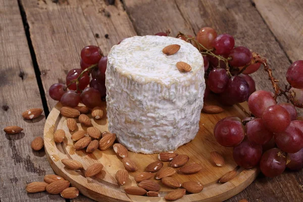 Gorgonzola Met Amandelen Druiven Een Houten Tafel — Stockfoto