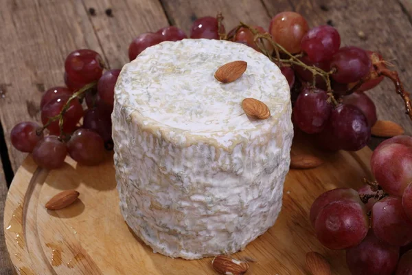 Gorgonzola Met Amandelen Druiven Een Houten Tafel — Stockfoto