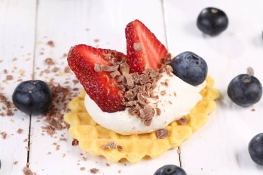 Mascarpone Beyaz ahşap bir masa üzerinde çilek ile