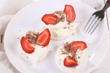 Mascarpone peyniri, taze çilek ve kakao ile tatlı