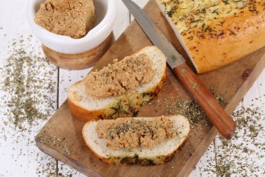 Norveç peynir brunost bir beyaz ahşap tablo