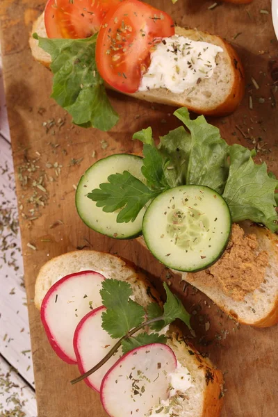 Sajt Brunost Darab Egy Kenyeret Egy Uborka Retek Paradicsom — Stock Fotó