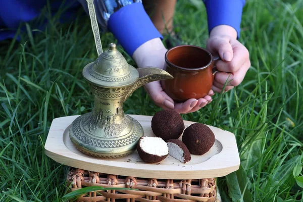 Кофейный Сыр Кофейный Сыр Керамическая Чашка Деревянном Подносе Руках Девушки — стоковое фото