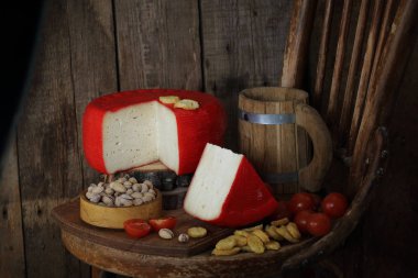 Peynir ve ceviz ahşap bir kupa bira servis