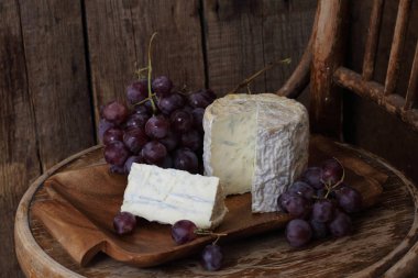 Gorgonzola kırmızı şarap ve üzüm demet