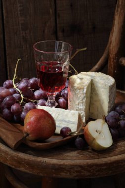 Gorgonzola kırmızı şarap ve meyve