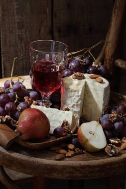 Gorgonzola armut, bardağı, fındık ve kırmızı şarap ile