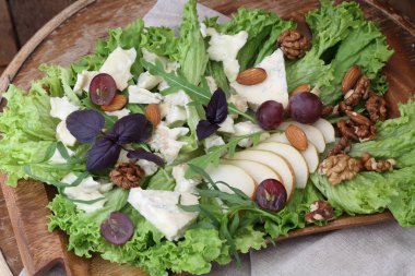 Ahşap bir masa üzerinde Gorgonzola peynirli salata