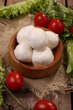 Marul, ahşap bir masaya kiraz ile mozzarella