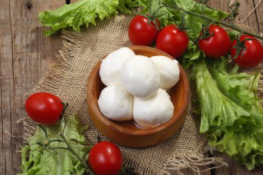 Marul, ahşap bir masaya kiraz ile mozzarella