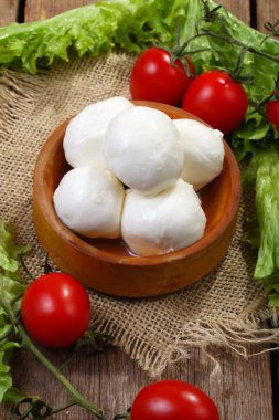 Marul, ahşap bir masaya kiraz ile mozzarella