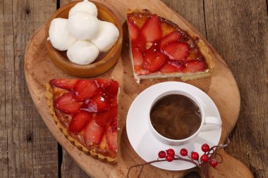 Mozzarella ve çilek kokulu kahve fincan kek