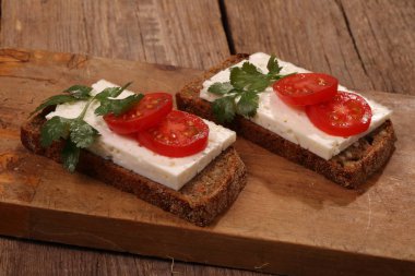 Mozzarella ve çilek kokulu kahve fincan kek