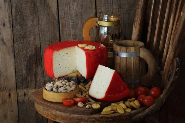 Queijo Com Cerveja Nozes Bolachas — Fotografia de Stock