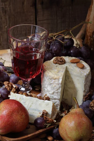 Gorgonzola Pear Wineglass Nuts Red Wine — Stock Photo, Image