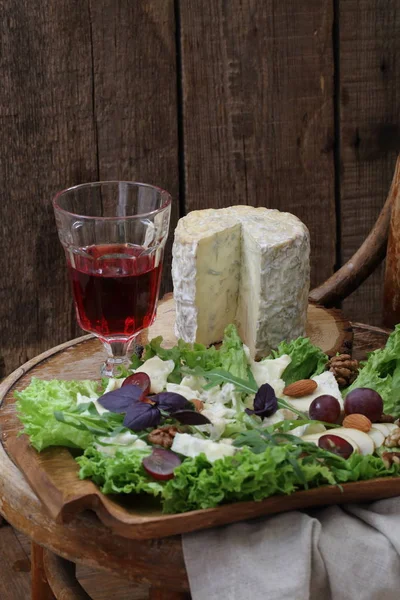 Gorgonzola Salad Served Red Wine Gorgonzola Cheese Red Wine Glass — Stock Photo, Image
