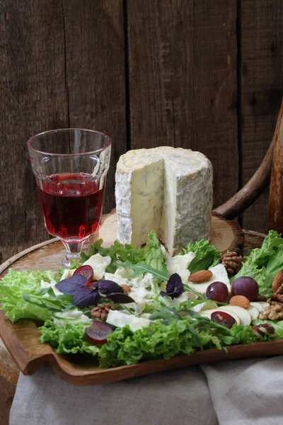 Gorgonzola Saláta Szolgált Vörösbor Gorgonzola Sajt Egy Pohár Vörös Bor — Stock Fotó