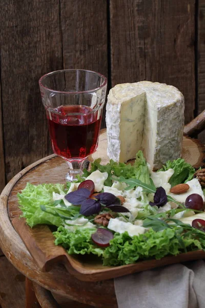 Gorgonzola Salad Served Red Wine Gorgonzola Cheese Red Wine Glass — Stock Photo, Image