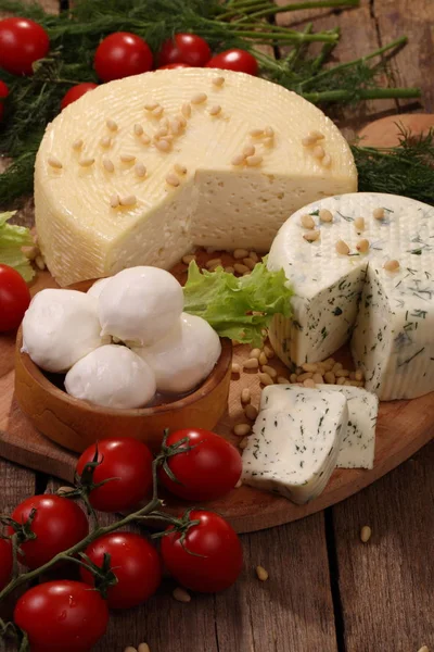 Sýrový Talíř Rajčaty Zelení Dřevěný Stůl — Stock fotografie