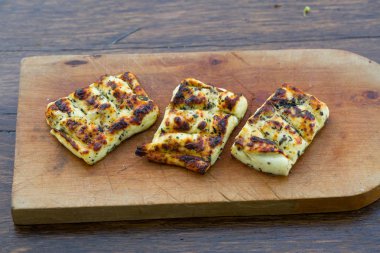 Izgara peynir halumi. Peynir halumi bir ahşap tepsi