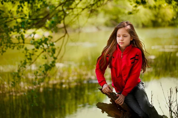 Chica Sienta Orilla Del Río — Foto de Stock