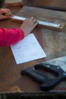 Robot resme göre kız bebek için bir ev inşa ediyor.