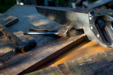 Testere tahtayı keser. marangozluk aracı