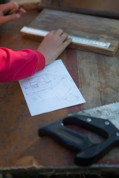 Girl Builds House Doll According Sketch — Stock Photo, Image