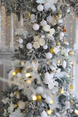 Toplar ve kar taneleriyle süslenmiş Noel ağacı