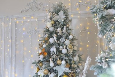 Toplar ve çiçeklerle süslenmiş Noel ağacı