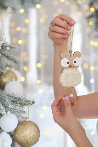 Meisjes Handen Vasthouden Kerst Speelgoed Lam — Stockfoto