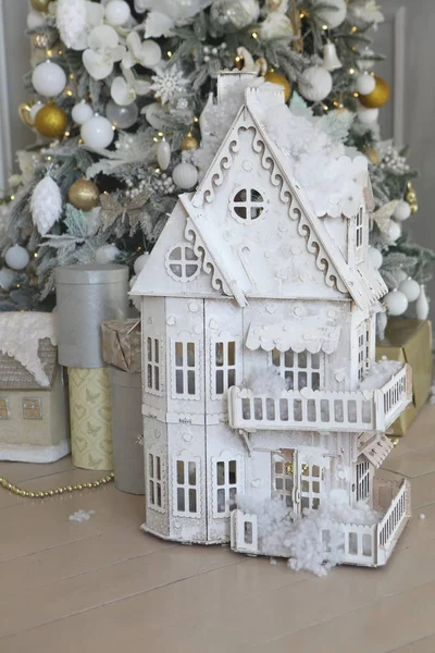 圣诞树背景上的装饰房子 — 图库照片