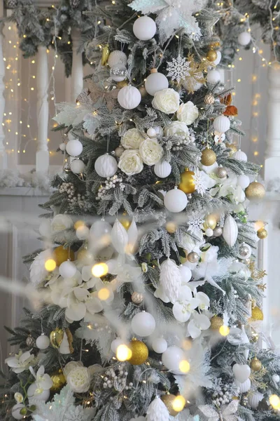 Árbol Navidad Decorado Con Bolas Copos Nieve — Foto de Stock