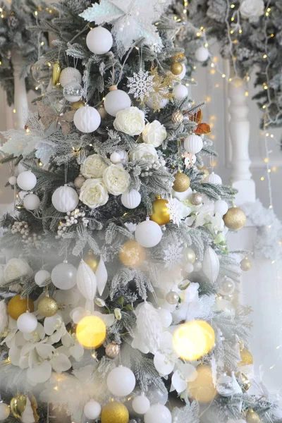 Árbol Navidad Decorado Con Bolas Copos Nieve — Foto de Stock