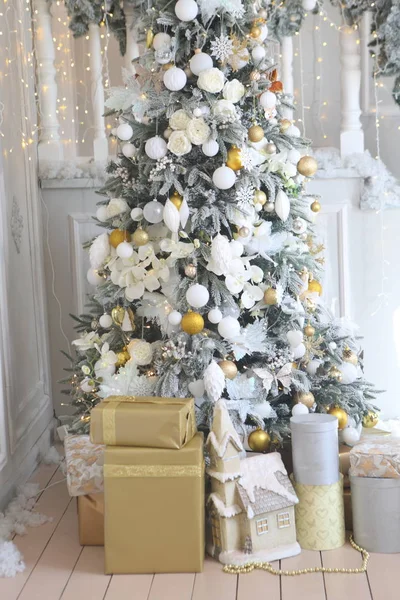 白い階段の近くのクリスマスツリーの下の贈り物 — ストック写真