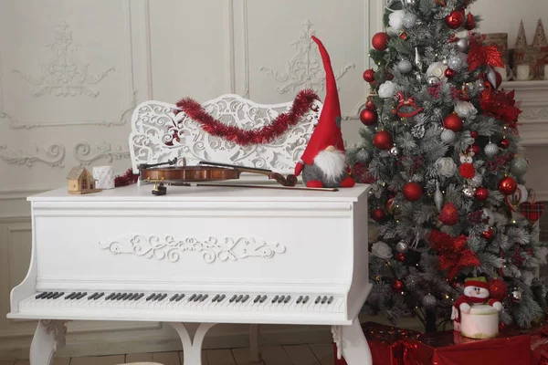 靠近壁炉的圣诞树和白色的钢琴 — 图库照片