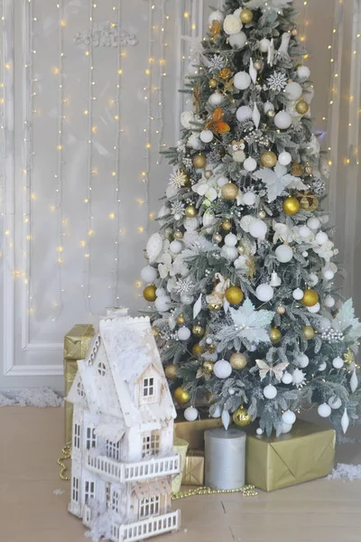 Árbol Navidad Decorado Con Bolas Copos Nieve —  Fotos de Stock